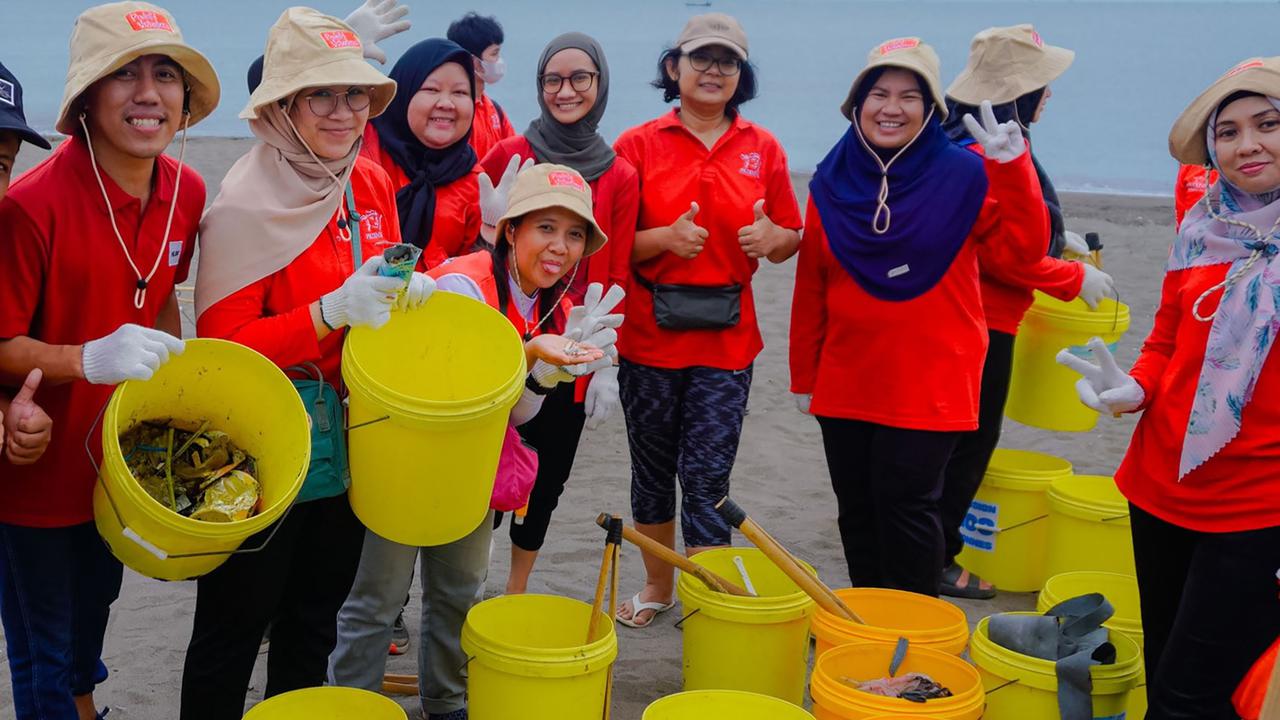 Aksi bersih-bersih Pantai Tanjung Pasir