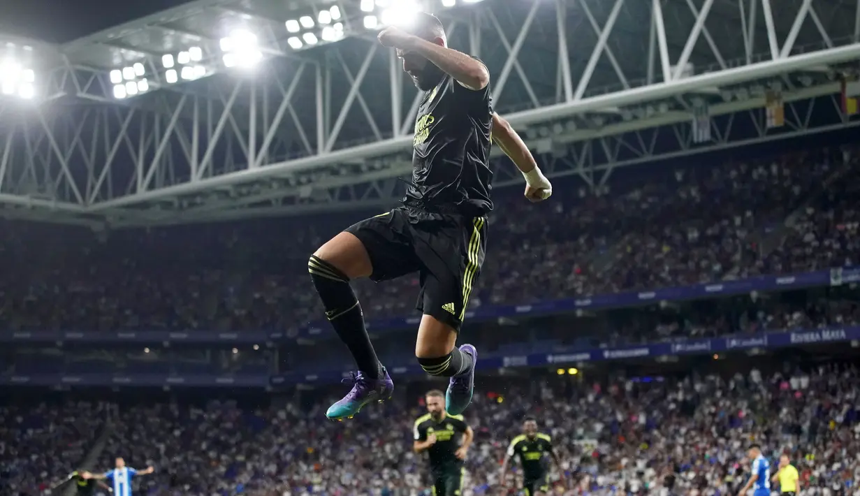 Tak sampai disitu, Benzema kembali mencetak gol di masa injury time babak kedua dan berhasil menutup laga dengan skor 3-1. Kemenangan tersebut membuat Real Madrid solid di puncak klasemen dengan raihan 9 poin. (AP/Joan Mateu Parra)