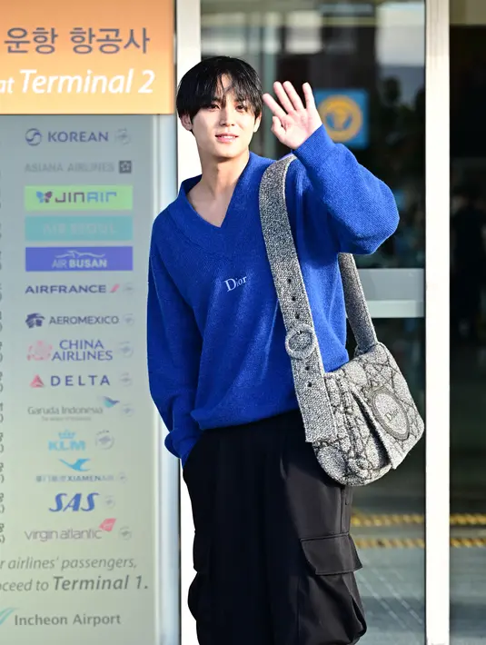 Meski tampil dengan muka bantal, Mingyu SEVENTEEN tetap terlihat menawan dengan busana yang nyaman serba Dior [Dior]