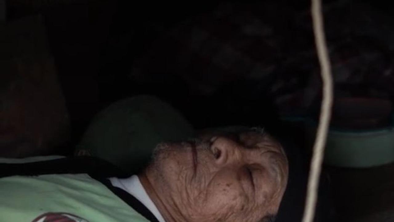 Disebutkan, usianya juga sudah lebih dari satu abad. Di usia renta ini, ia pun merasakan jika kakinya sakit. Bahkan ia pernah tidak bisa berjalan selama satu tahun.