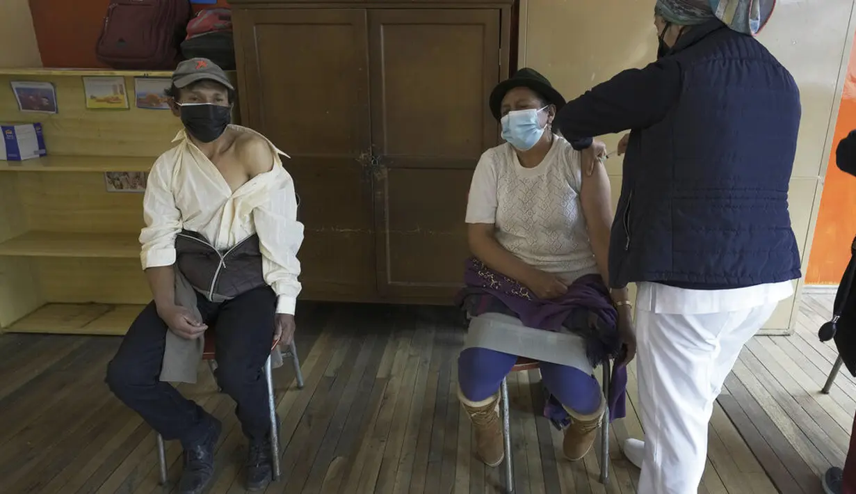 Seorang perempuan Pribumi mendapatkan suntikan vaksin COVID-19 di Pillaro, Kamis (8/7/2021). Ekuador meningkatkan vaksinasi menjadi 200.000 orang per hari dalam upaya untuk memastikan 9 juta warga divaksinasi dalam 100 hari pertama pemerintahan Presiden Guillermo Lasso. (AP Photo/Dolores Ochoa)