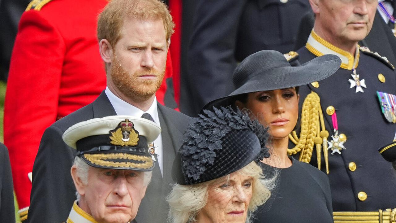 Pangeran Harry, Meghan Markle, Raja Charles, dan Permaisuri Camila dalam pemakaman Ratu Elizabeth II. (AP Photo/Martin Meissner, Pool, File)
