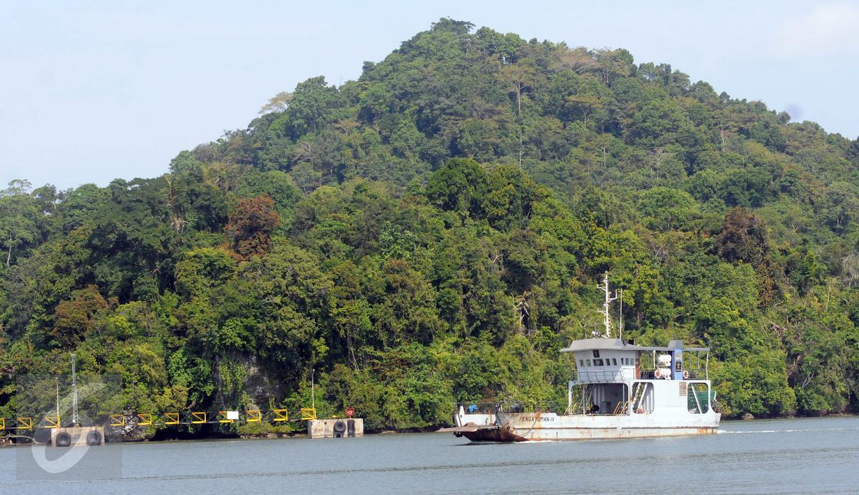 Truk berisikan logistik menyeberang menuju Pulau Nusakambangan menggunakan Kapal Pengayoman melalui dermaga Wijayapura, Cilacap, Jateng, Rabu (27/7). Sejumlah persiapan terus dilakukan menjelang eksekusi hukuman mati jilid III. (Liputan6.com/Helmi Afandi)