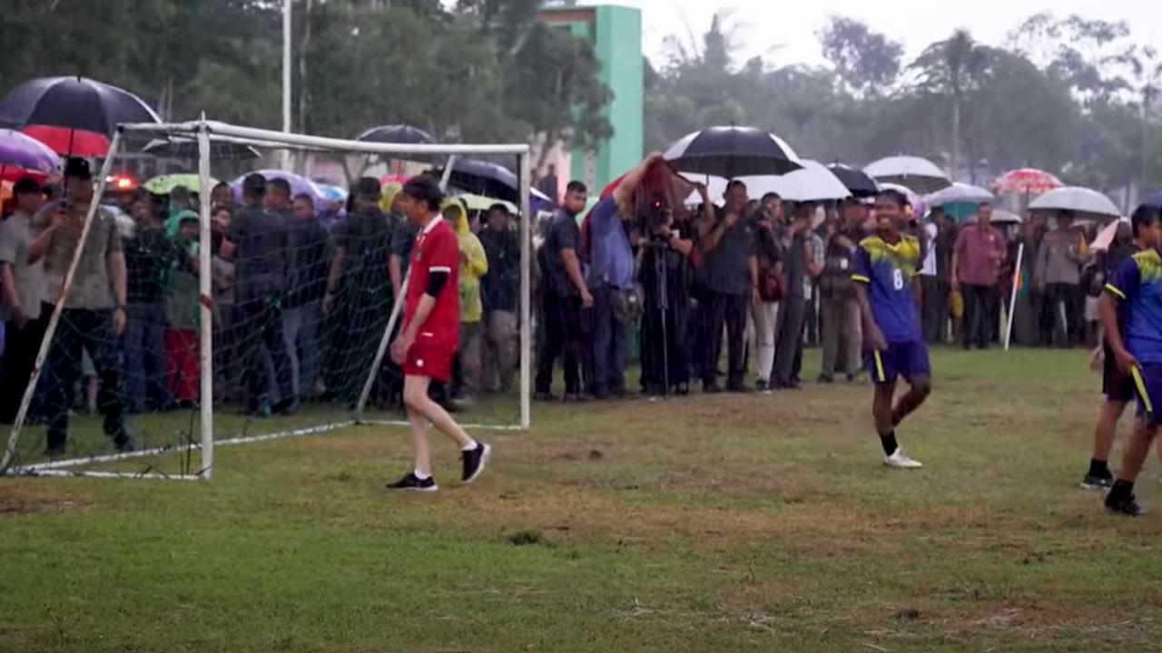 Presiden Jokowi bermain sepak bola bersama anak-anak di Sleman, DIY. (Tangkapan Layar Youtube Sekretariat Presiden)