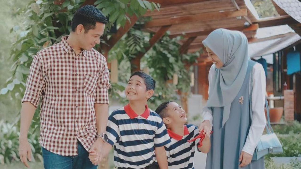 Alyssa Soebandono dan Dude Harlino Selalu Berusaha Menemani Anak Mereka
