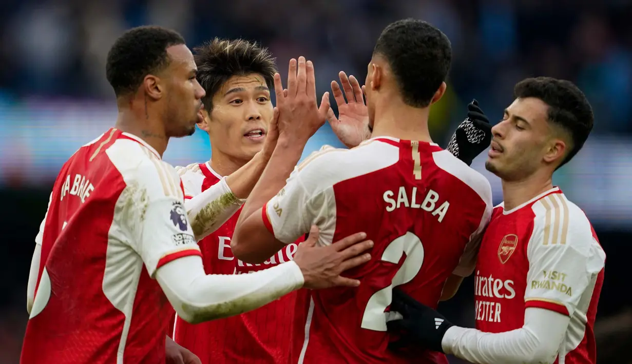 Pemain Arsenal melakukan selebrasi pada akhir pertandingan sepak bola Liga Primer Inggris melawan Manchester City di Stadion Etihad, Manchester, Inggris, Minggu, 31 Maret 2024. (AP Photo/Dave Thompson)