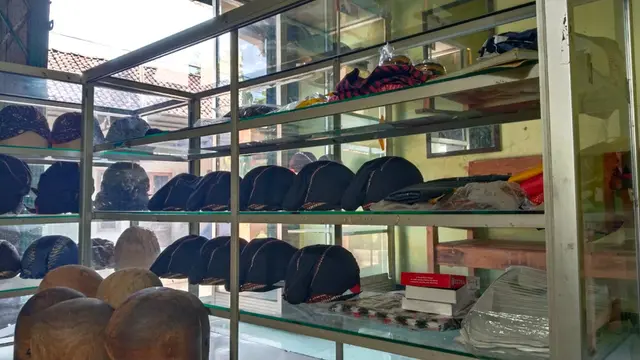Sunarso (46), salah seorang perajin blangkon asal Dusun Beji, Kalurahan Sidoarum, Kapanewon Godean