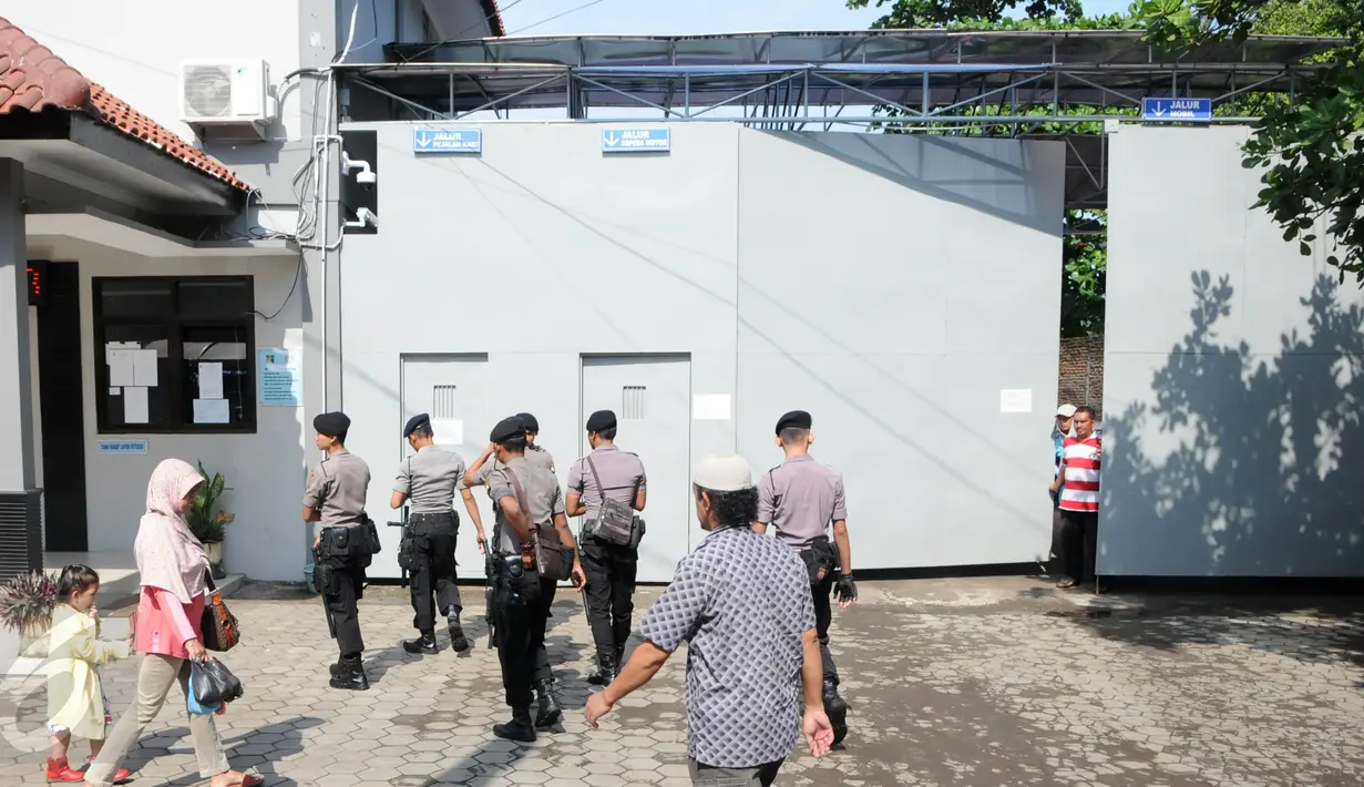 Pengamanan personel kepolisian menuju Dermaga Wijayapura, Cilacap, Jawa Tengah, Rabu (27/7). Kepolisian Daerah Jawa Tengah menyiagakan 1450 personel untuk pengamanan eksekusi mati tahap III di Lapas Nusakambangan. (Liputan6.com/Helmi Afandi)