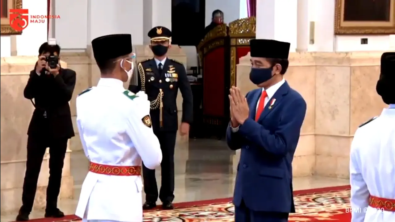 Presiden Jokowi mengukuhkan delapan anggota Paskibraka yang akan bertugas pada upacara HUT ke-75 RI di Istana