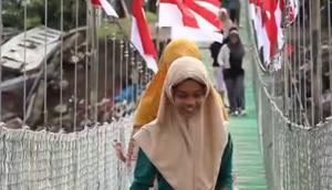 Jembatan ini merupakan bantuan dari Kementerian Pertahanan. (foto: Istimewa)