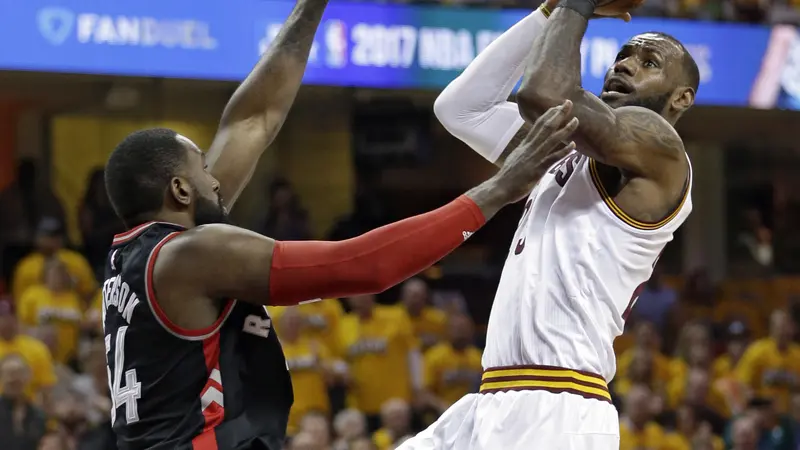 Forward Cleveland Cavaliers LeBron James (kanan) dihadang penggawa Toronto Raptors Patrick Patterson pada game pertama semifinal Wilayah Timur play-off NBA di Quicken Loans Arena, Selasa (2/5/2017) pagi WIB. 