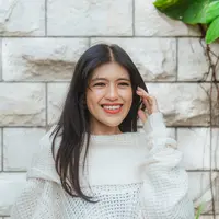 Tersenyum bahagia./Copyright Fimela - Guntur Merdekawan