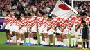 Pemain rugby Jepang berdoa untuk korban Topan Hagibis sebelum melawan Skotlandia di Piala Dunia Rugbi 2019 di Stadion Internasional Yokohama (13/10/2019). Sebelumnya Topan Hagibis menerjang wilayah Jepang bagian utara termasuk Tokyo, pada Minggu pagi, (13/10). (AFP Photo/William West)