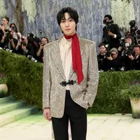 Debut Ahn Hyo Seop di Met Gala 2026 kenakan scarf merah. 
Photo by MIKE COPPOLA / GETTY IMAGES NORTH AMERICA / GETTY IMAGES VIA AFP
