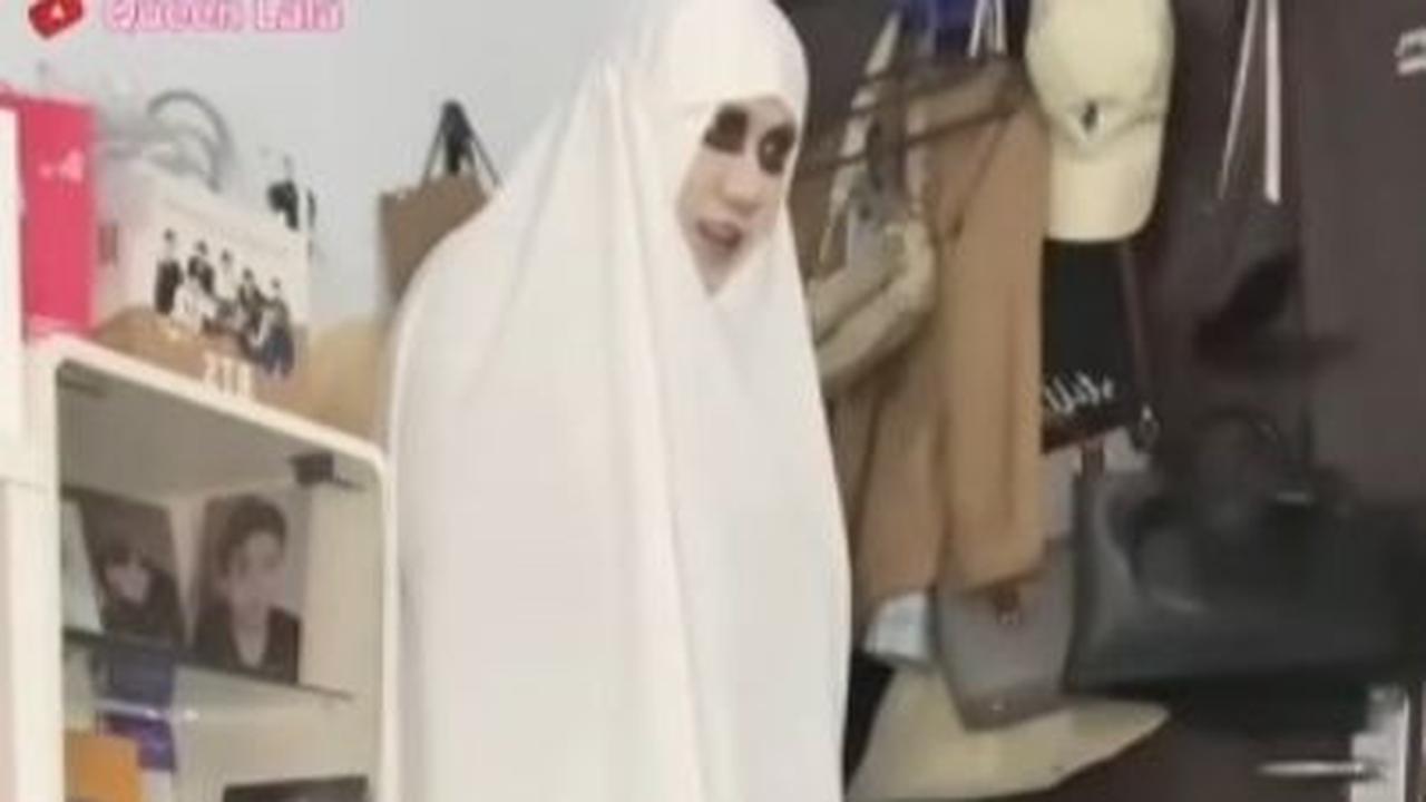 Dengan riasan wajah yang niat hingga berwarna putih bak hantu di film, ia tampak menyeramkan saat berakting seperti hantu.