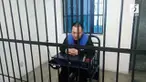 Untuk melengkapi aksinya, tak lupa ia membeli baju polisi palsu, kartu identitas, dan borgol. Ia juga beraktivitas bak polisi sungguhan setiap harinya.