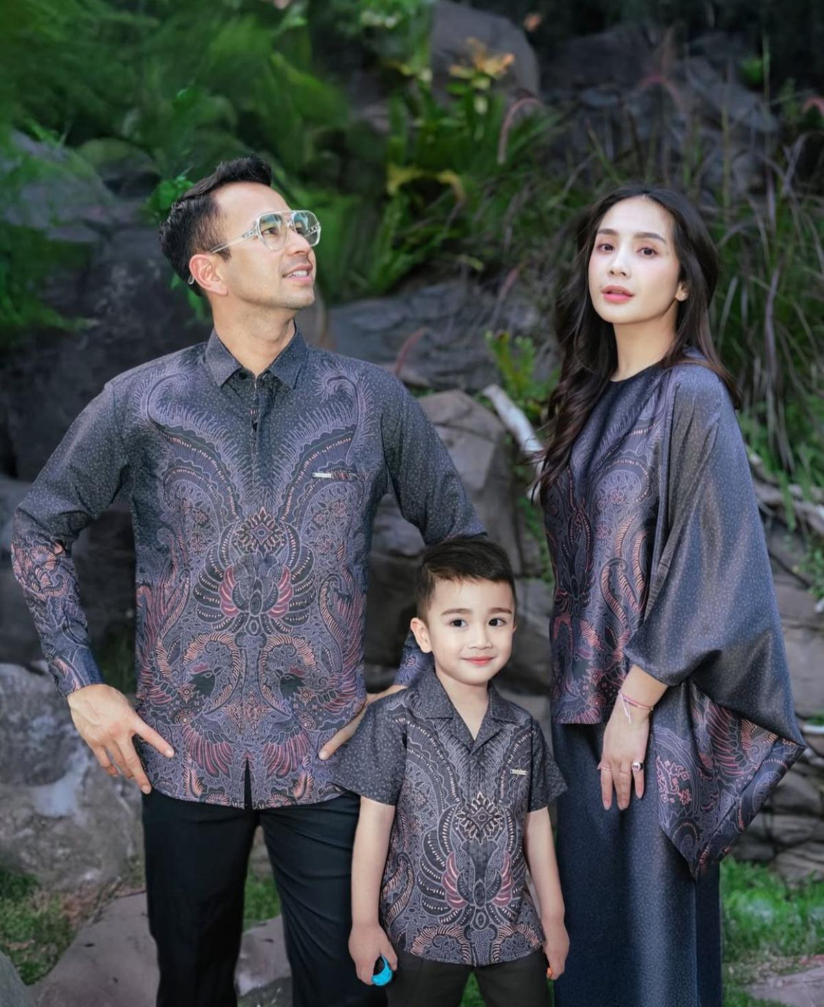 Raffi dan Nagita Pamer Foto Keluarga Pakai Batik, Netizen Malah Salfok ke Editannya