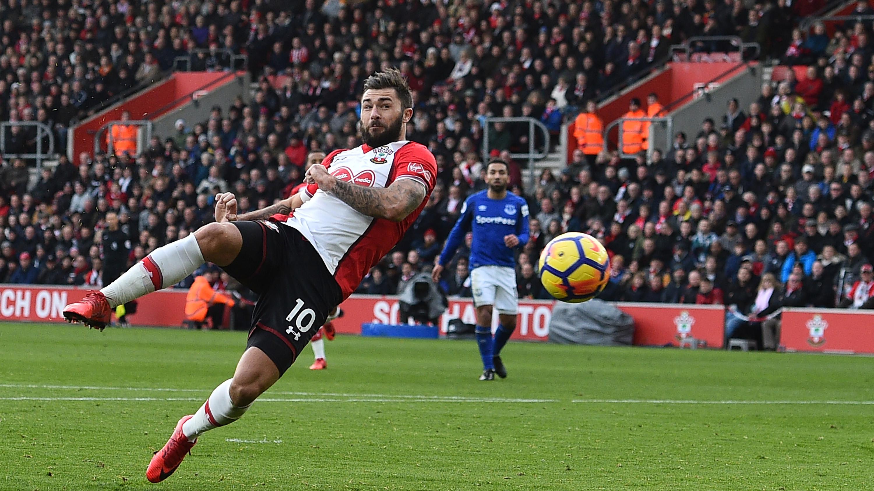 Penyerang Southampton, Charlie Austin menyumbangkan dua gol saat timnya menang atas Everton pada lanjutan Premier League di St Mary's Stadium, Southampton, (26/11/2017). Soton menang 4-0. (AFP/Glyn Kirk)