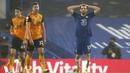 Gelandang Chelsea, Mateo Kovacic (kanan) tampak kecewa di samping dua pemain Wolverhampton Wanderers dalam laga lanjutan Liga Inggris 2020/21 pekan ke-20 di Stamford Bridge, Rabu (27/1/2021). Chelsea bermain imbang 0-0 dengan Wolverhampton. (AP/Frank Augstein)