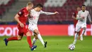 Pemain RB Salzburg Rasmus Kristensen (kiri) berebut bola dengan pemain Bayern Munchen Robert Lewandowski pada pertandingan Grup A Liga Champions di Salzburg, Austria, Selasa (3/11/2020). Bayern Munchen menang 6-2. (AP Photo/Andreas Schaad)