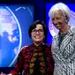 Direktur IMF, Christine Lagarde berpose bersama dengan Menteri Keuangan Sri Mulyani Indrawati, sebelum rapat musim semi pansus pleno pembangunan di markas IMF, Washington, (22/4). (AP Photo/Jose Luis Magana)