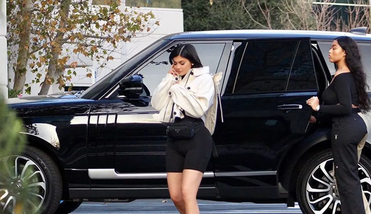 Kylie Jenner belum dua minggu melahirkan. Ia pun akhirnya kembali hadir dalam ruang publik dan menjalani kehidupan normalnya. (SplashNews/TMZ)