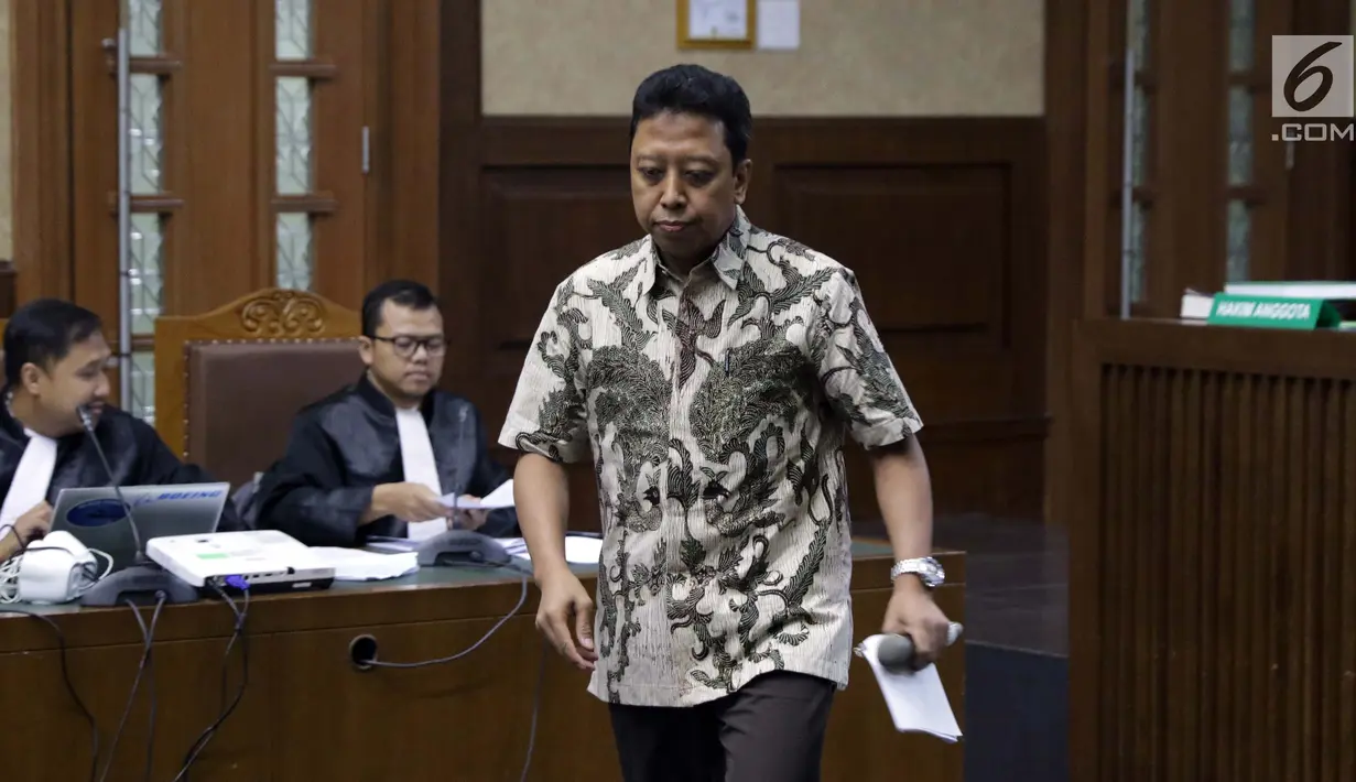 Terdakwa kasus dugaan suap jual beli jabatan di lingkungan Kemenag, M Romahurmuziy saat menjalani sidang lanjutan di Pengadilan Tipikor, Jakarta, Senin (23/9/2019). Sidang beragendakan pembacaan eksepsi yang dibacakan terdakwa dan penasehat hukum terdakwa. (Liputan6.com/Helmi Fithriansyah)