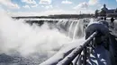 <p>Es dan air mengalir di tepi Horseshoe Falls dari Air Terjun Niagara di Ontario, Kanada, Kamis (31/1). Walaupun Niagara tetap mengalir namun beberapa bagian sungai yang membeku menciptakan keindahan di lokasi itu. (Tara Walton/The Canadian Press via AP)</p>