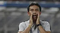 Pelatih Timnas Indonesia, Bima Sakti, memberikan arahan saat melawan Thailand pada laga Piala AFF 2018 di Stadion Rajamangala, Bangkok, Sabtu (17/11). Thailand menang 4-2 dari Indonesia. (Bola.com/M. Iqbal Ichsan)