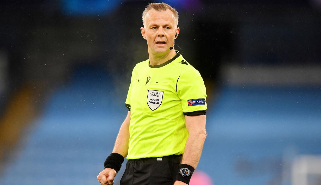 Kinerja wasit Bjorn Kuipers yang memimpin laga Manchester City vs PSG menjadi sorotan. Sebab, sang pengadil diklaim memakai kata-kata kasar untuk membentak pemain PSG. (AFP/Paul Ellis)