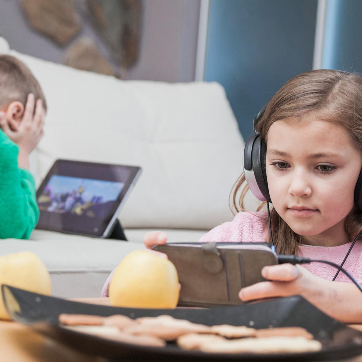 Ilustrasi Anak Bermain Gadget di Rumah