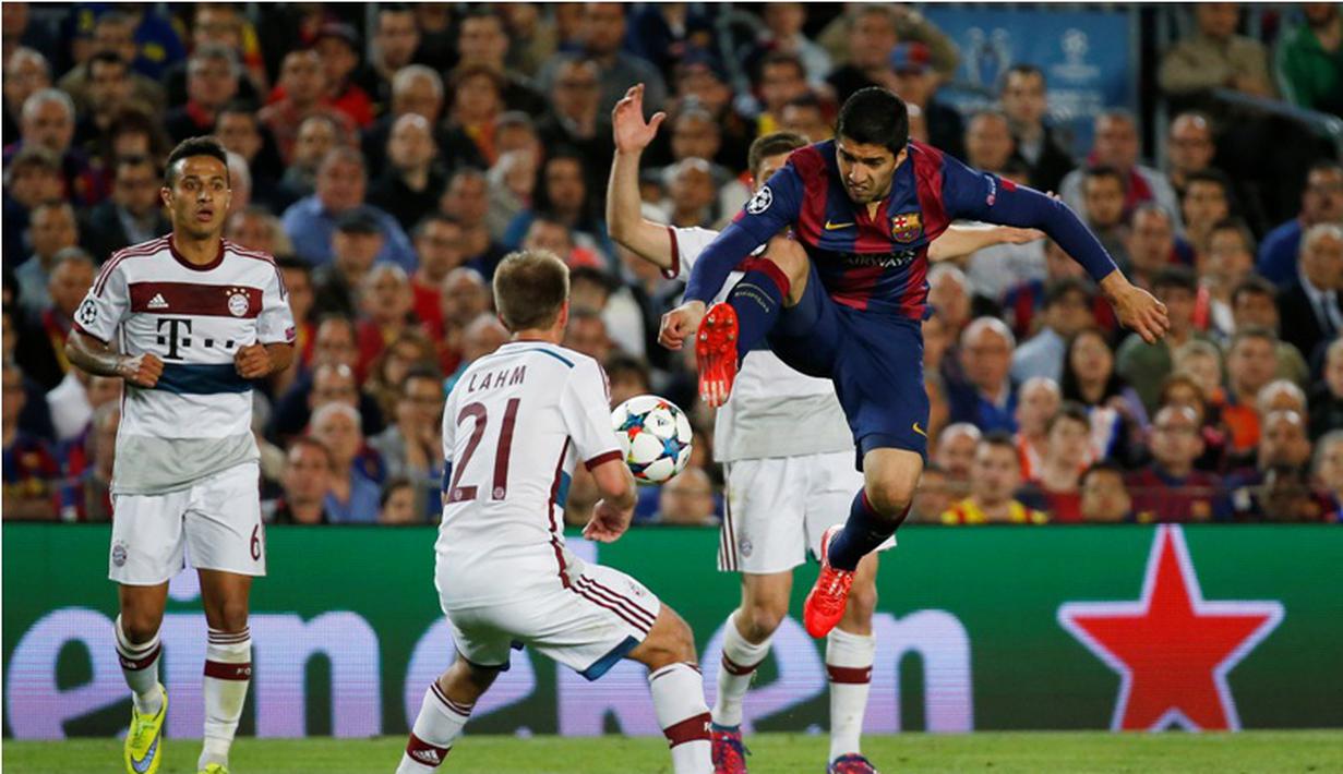 Luis Suarez berebut bola dengan Philipp Lahm. (Reuters/Paul Hanna)
