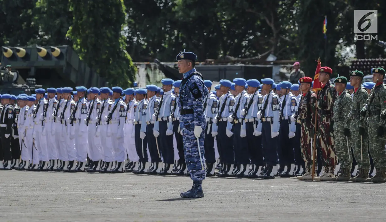 Sejumlah prajurit TNI mengikuti serah terima jabatan Panglima TNI di Mabes TNI Cilangkap, Jakarta, Sabtu (9/12). Jenderal TNI Gatot Nurmantyo resmi menyerahkan tongkat komando kepada Marsekal TNI Hadi Tjahjanto. (Liputan6.com/Faizal Fanani)
