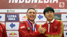Ketua Umum PSSI, Mochammad Iriawan (kiri) bersama pelatih baru Timnas Indonesia, Shin Tae-Yong saat perkenalan di Ruang VVIP Stadion Pakansari, Kab Bogor, Jawa Barat, Sabtu (28/12/2019). Shin Tae-Yong dikontrak menjadi pelatih Timnas Indonesia selama 4 tahun. (Liputan6.com/Helmi Fithriansyah)