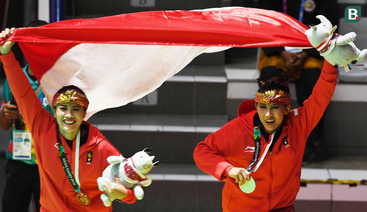 Pesilat Indonesia, Ayu Sidan Wilantari dan Ni Made Dwiyanti, melakukan selebrasi usai menjadi juara pada Asean Games di Padepokan TMII, Jakarta, Rabu (29/8/2018). Ayu/Made berhasil meraih emas pada nomor seni ganda putri. (Merdeka.com/Imam Buhori)