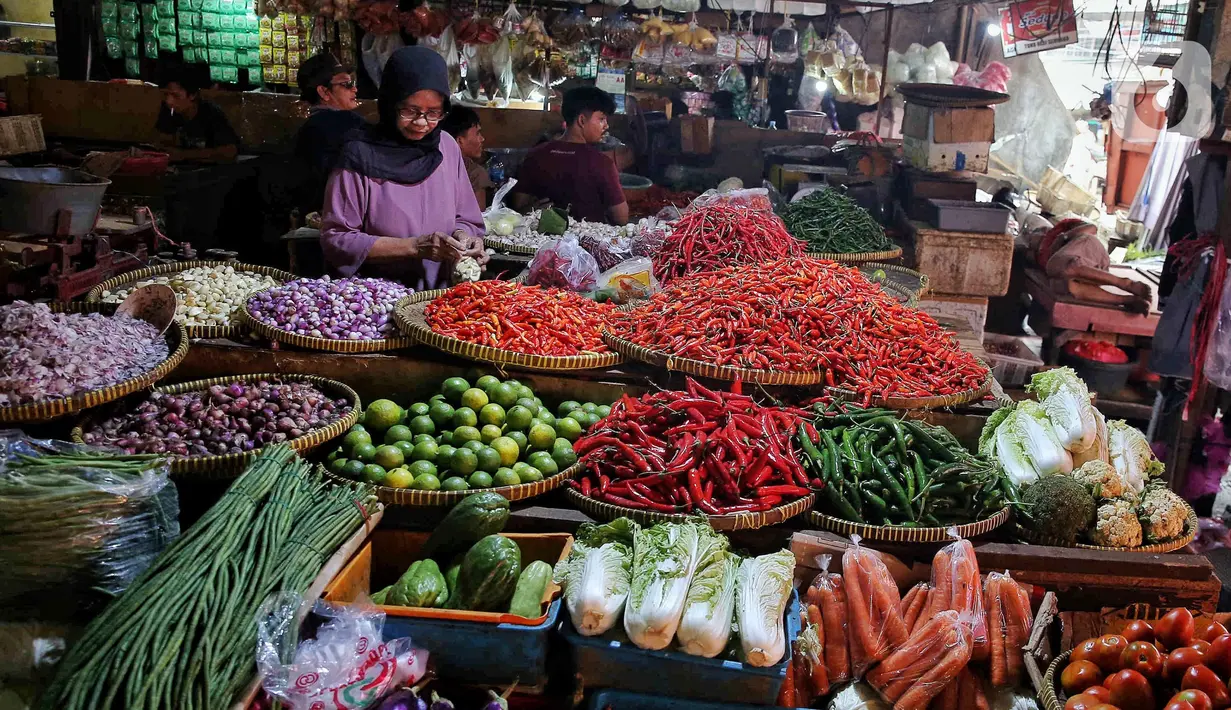 Warga memilih sebelum membeli kebutuhan bahan pokok makanan di Pasar Kebayoran, Jakarta, Rabu (16/7/2025). (Liputan6.com/Angga Yuniar)
