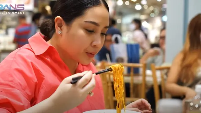 Nagita Slavina ngabuburit di Singapura. (Foto: YouTube/Rans Entertainment)