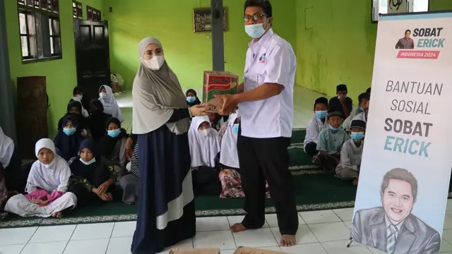 Sobat Erick Thohir Bagikan Bantuan Sembako hingga Laptop di Banten