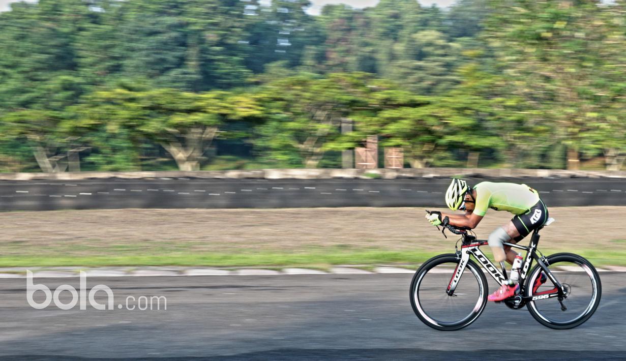Awalnya Fadli adalah pebalap motor. Namanya cukup disegani di ajang balap motor, tak cuma di Indonesia, tapi juga di kawasan ASEAN. Namun kecelakaan yang dialami Fadli di Sirkuit Sentul, 7 Juni 2015 mengubah jalan hidupnya. (Bola.com/Nicklas Hanoatubun)