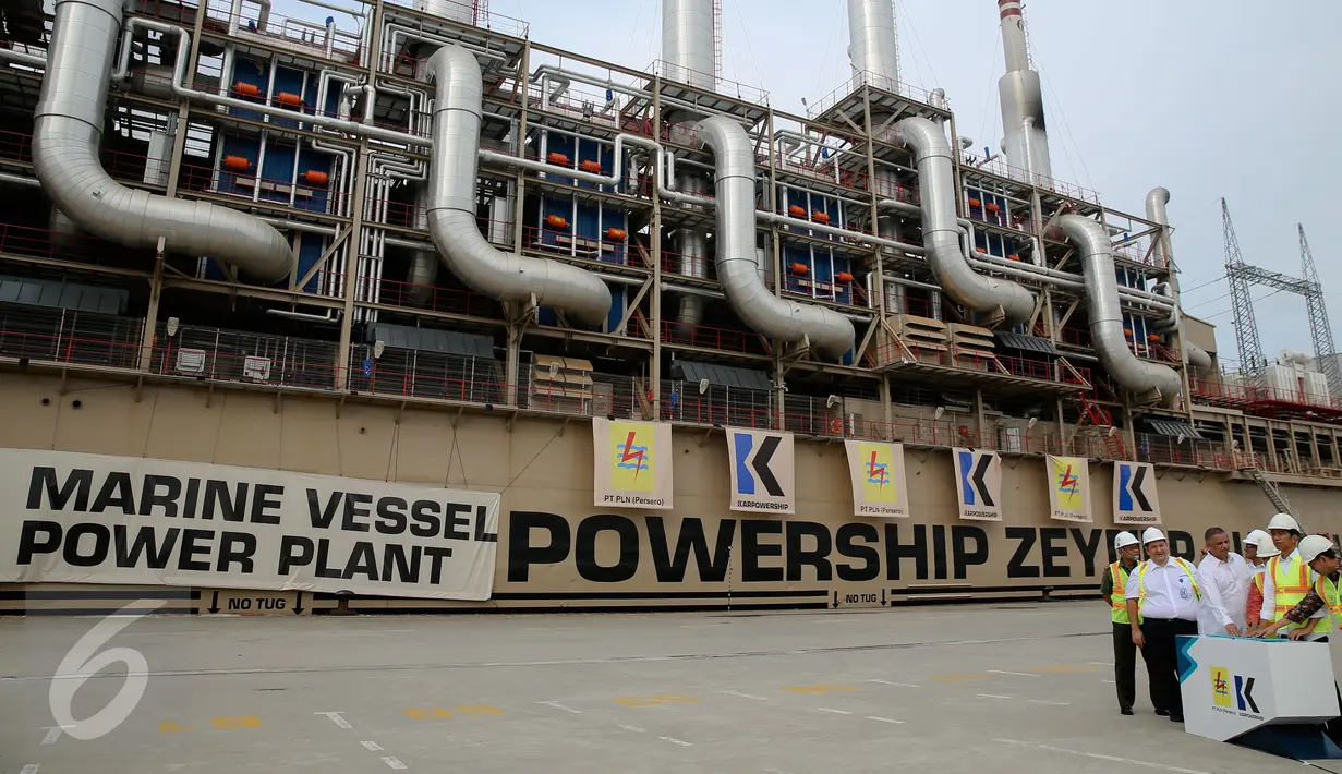 Presiden Jokowi meresmikan Marine Vessel Power Plant di Pelabuhan IPC , Jakarta, Selasa (8/12/2015). Marine Vessel Power Plant adalah kapal buatan Turki yang disewa oleh PLN selama 5 tahun. (Liputan6.com/Faizal Fanani)