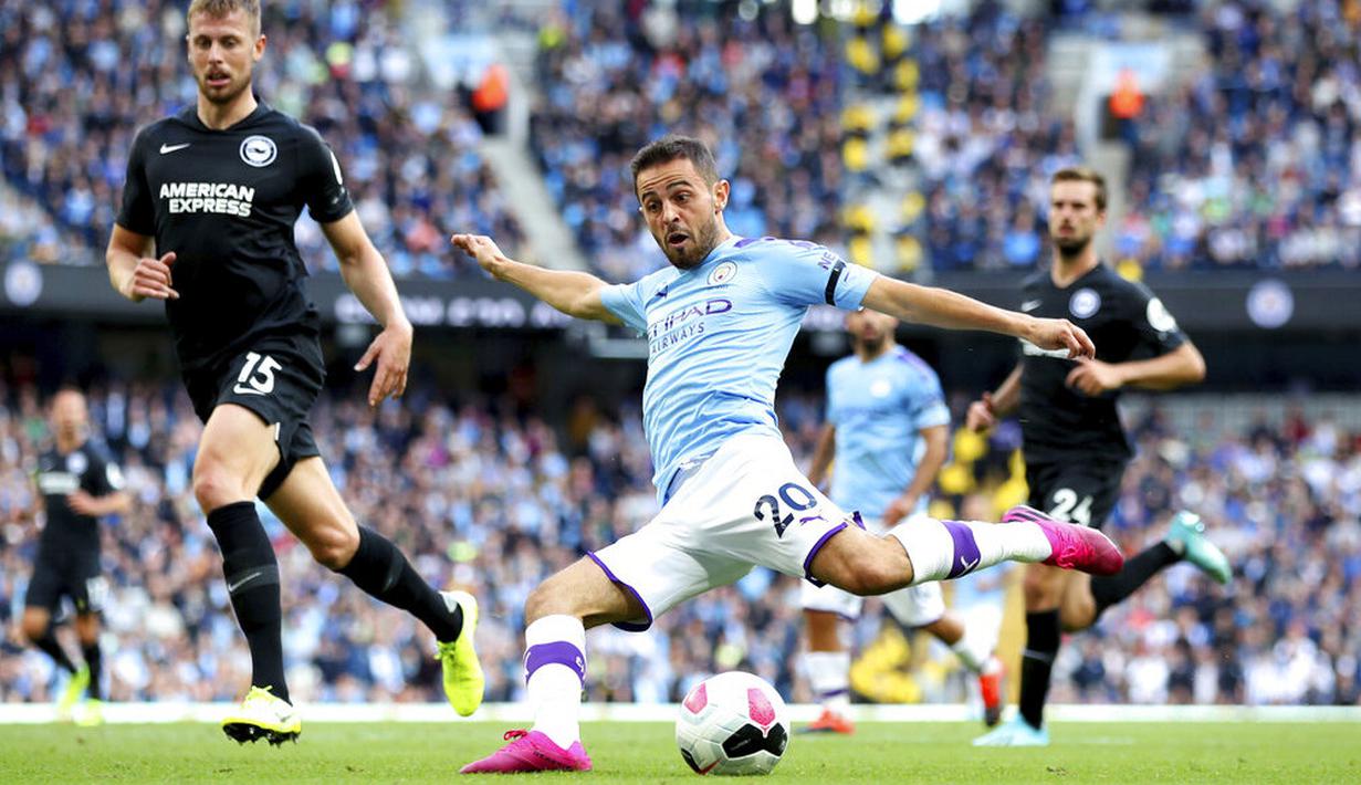 Gelandang Manchester City, Bernardo Silva, melepaskan tendangan ke gawang Brighton and Hove Albion pada laga Premier Leauge 2019 di Stadion Etihad, Sabtu (31/8). Manchester City menang 4 gol tanpa balas. (AP/Nick Potts)