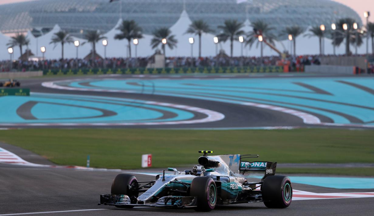 Pebalap Mercedes, Valtteri Bottas saat melaju pada lintasan balapan F1 Abu Dhabi di Yas Marina circuit , (26/11/2017). Bottas finis pertama. (AFP/Karim Sahib)