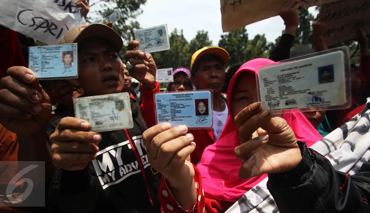 Warga penghuni kolong tol Wiyoto Wiyono menunjukkan KTP saat berunjuk rasa di Balai Kota DKI Jakarta, Rabu (16/3).  Warga ingin berdialog dengan Ahok karena merasa penggusuran rumah tinggal mereka malah membuat sengara. (Liputan6.com/Immanuel Antonius)