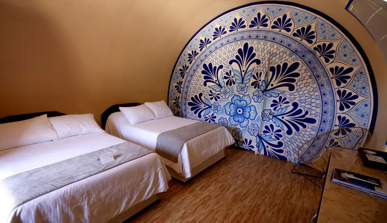 Bagian dalam tong raksasa Tequila yang dibangun menjadi hotel di Tequila, negara bagian Jalisco, Meksiko, 22 Maret 2019. Pembuatan hotel unik tersebut terinspirasi dari bentuk tong kayu minuman beralkohol, Tequila. (Photo by ULISES RUIZ / AFP)