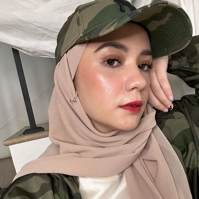 Berhijab Usai Mualaf, Ini 6 Potret Putri Anne yang Kini Diduga Lepas Hijab