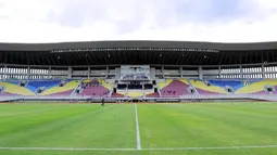 Rumput lapangan ditanami jenis Zoysia Japonica yang dikatakan sama dengan yang digunakan di Stadion Gelora Bung Karno, Jakarta.  (Bola.com/M Iqbal Ichsan)