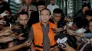 Suryadharma Ali (SDA) memberikan keterangan pers saat keluar dari Gedung KPK usai menjalani pemeriksaan perdana, Jakarta, Rabu (15/4/2015). SDA menjadi tersangka dalam kasus penyelenggaraan haji 2012-2013. (Liputan6.com/Andrian M Tunay)