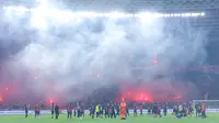 Pantauan langsung Bola.com di lapangan memperlihatkan hampir tidak ada celah yang tersisa di tribune Stadion Utama Gelora Bung Karno. Bahkan, anak tangga yang seharusnya steril pun terisi oleh penonton.  (Bola.com/M Iqbal Ichsan)