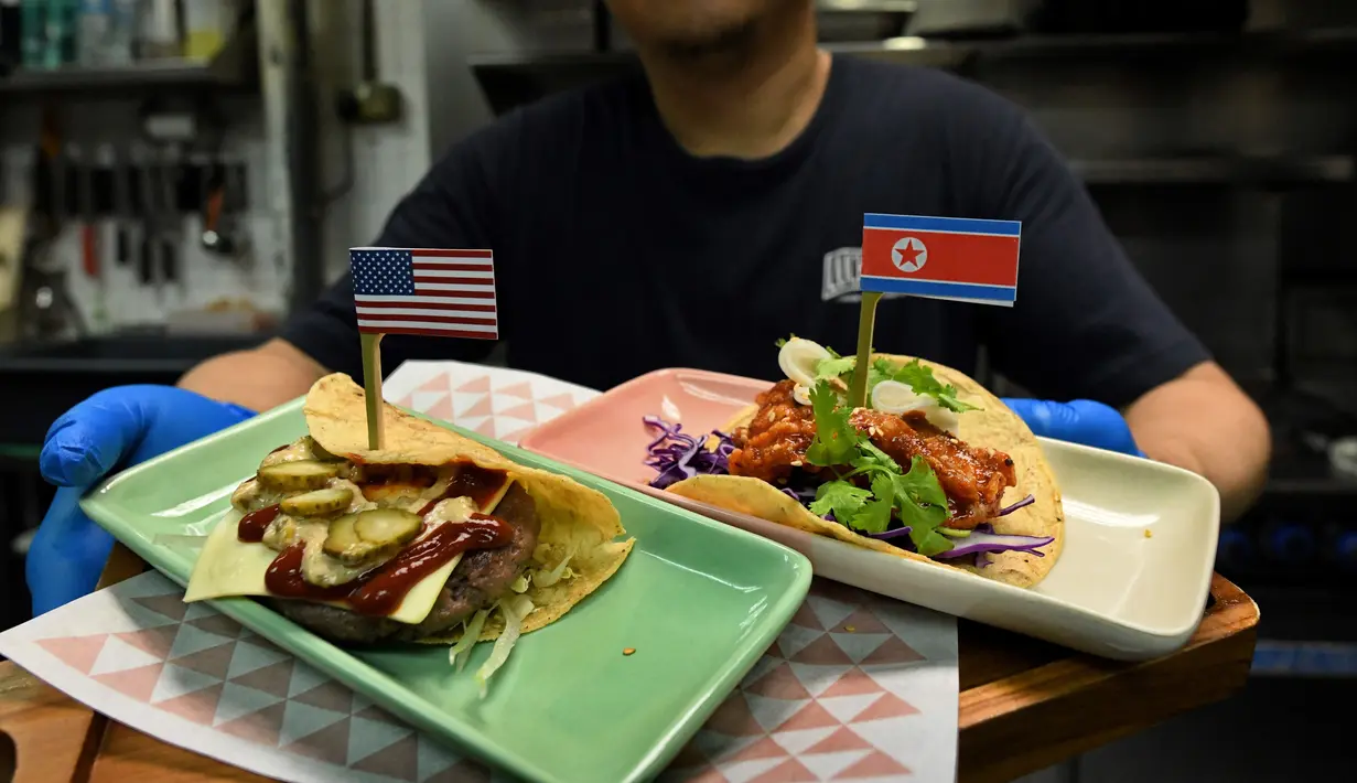 Koki menyajikan makanan taco bernama El Trumpo dan Rocket Man di restoran Lucha Loco, Singapura, 7 Juni 2018. Makanan itu memanfaatkan momentum pertemuan Donald Trump dan Pemimpin Korea Utara Kim Jong-un di Singapura 12 Juni nanti. (AFP/ROSLAN RAHMAN)