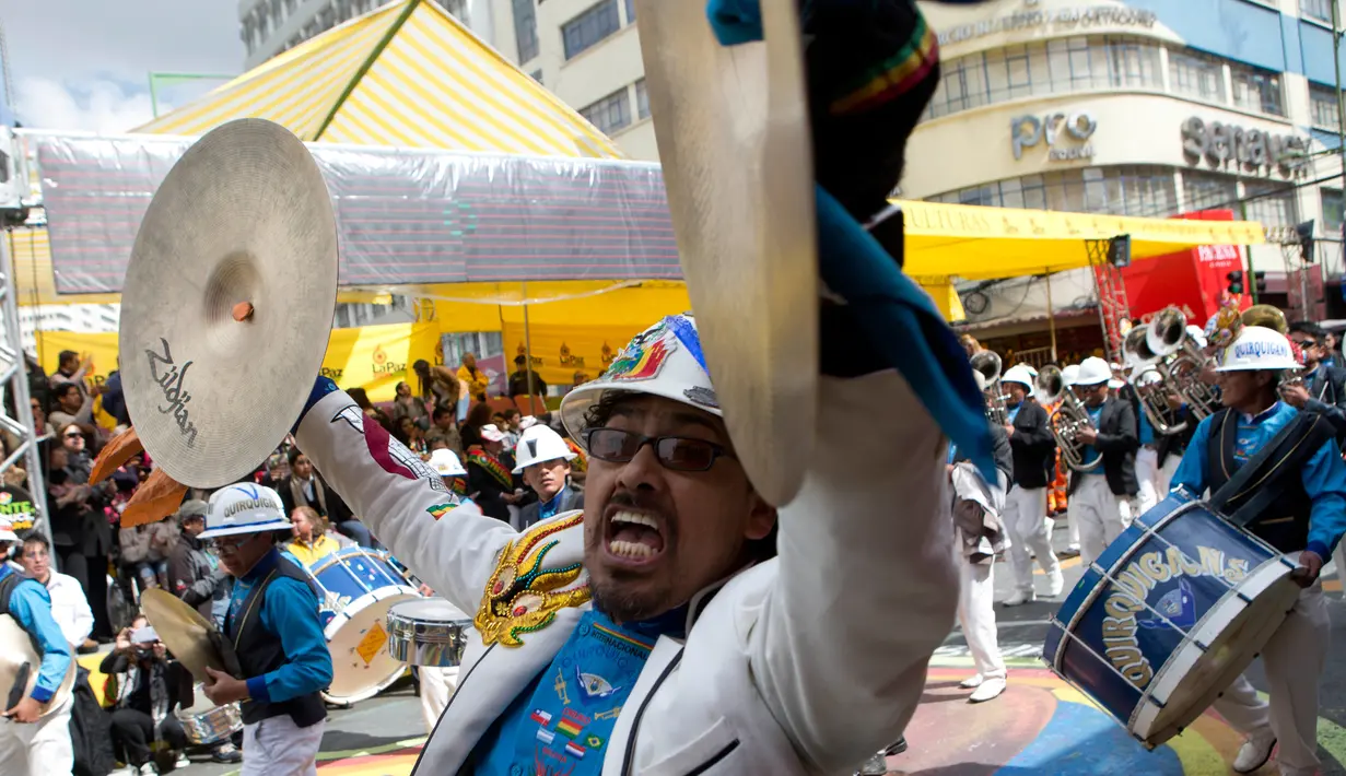 Ekspresi pemain musik saat mengikuti parade tahunan untuk menghormati "El Senor del Gran Poder" atau "The Lord of Great Power" di La Paz, Bolivia (10/6). Parade ini digelar untuk menunjukkan pengabdian mereka kepada para dewa. (AP Photo / Juan Karita)